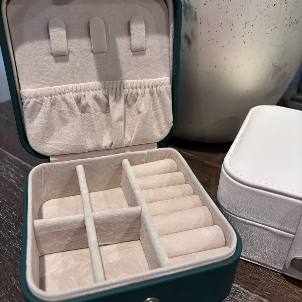 Portable jewelry box. New perfect for travel. 3.7”X3.7”. 1 jewelry box - Picture 2 of 3